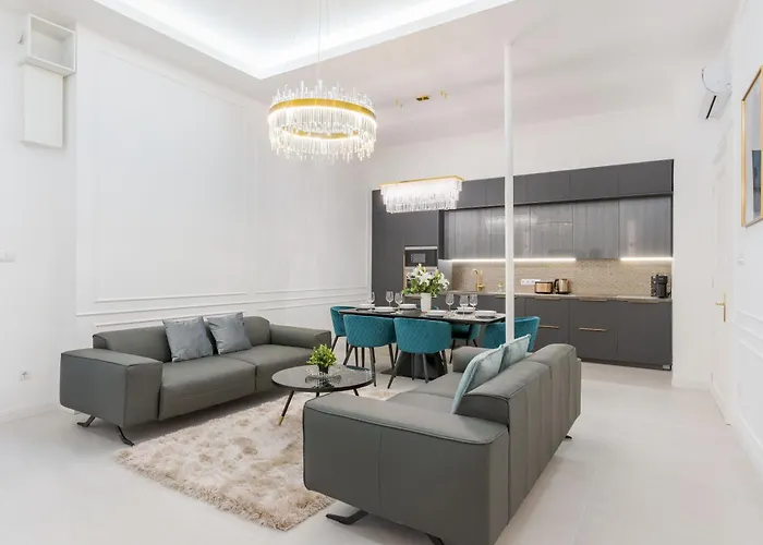 High-end Grand Elizabeth Next To The New York Café Budapest