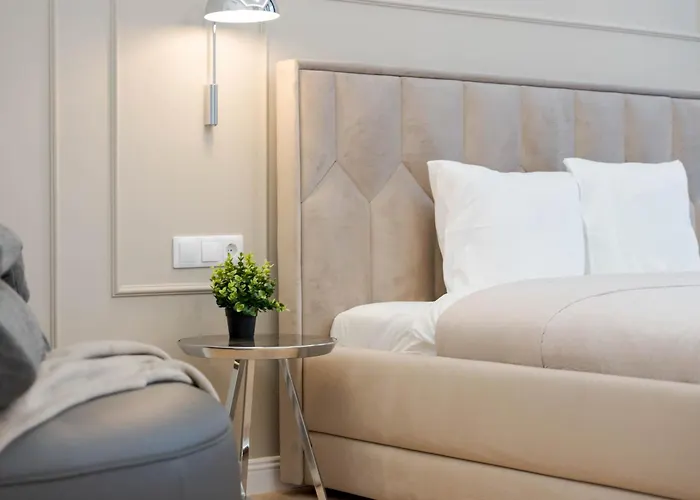 High-end Grand Elizabeth Next To The New York Café *