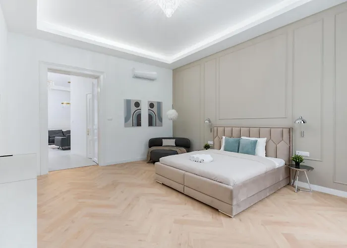 High-end Grand Elizabeth Next To The New York Café *